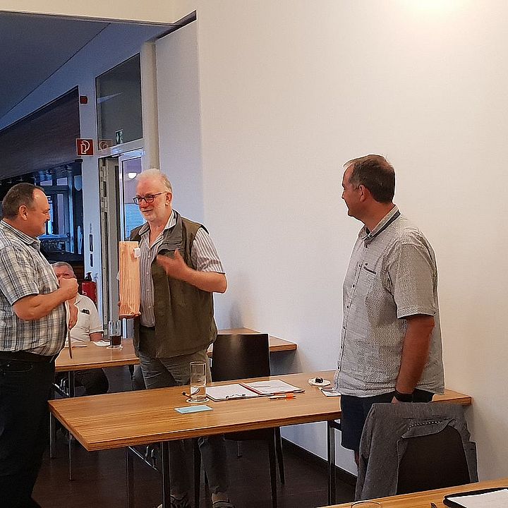 Hermann Kratzer bedankt sich bei Karl Kirschner der nicht mehr zur Wahl antritt 